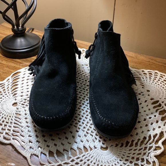 Minnetonka booties, size 7.5 - Picture 5 of 7